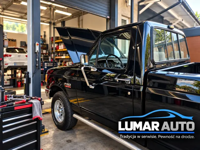 Czarny Ford F-150 z otwartą maską na stanowisku w warsztacie LUMAR AUTO